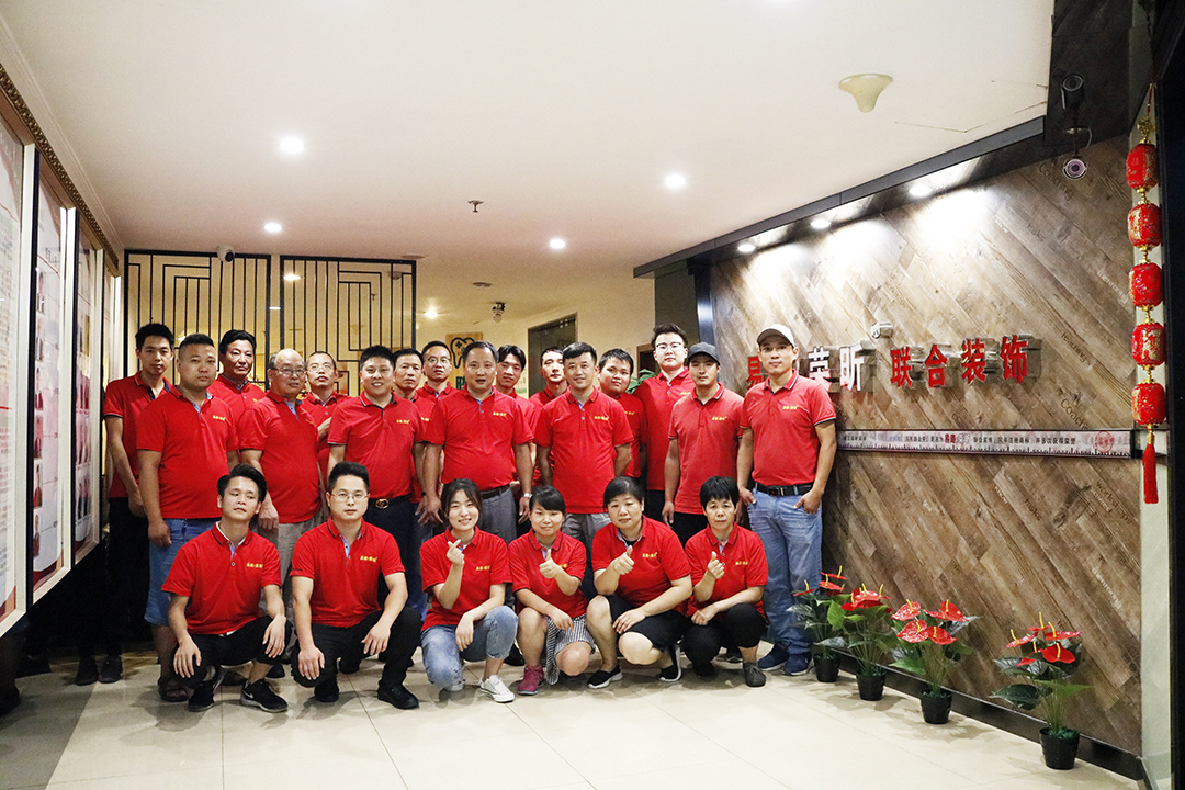 易路榮昕2019共度中秋佳節(jié)，一家人攜手共進(jìn)，天涯共此時(shí)!
