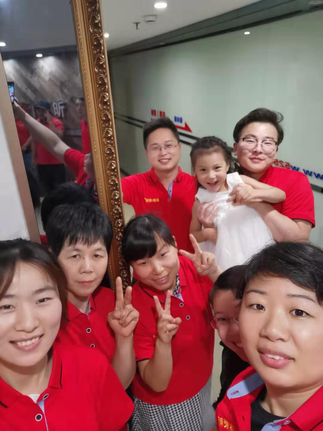 易路榮昕2019共度中秋佳節(jié)，一家人攜手共進(jìn)，天涯共此時(shí)!