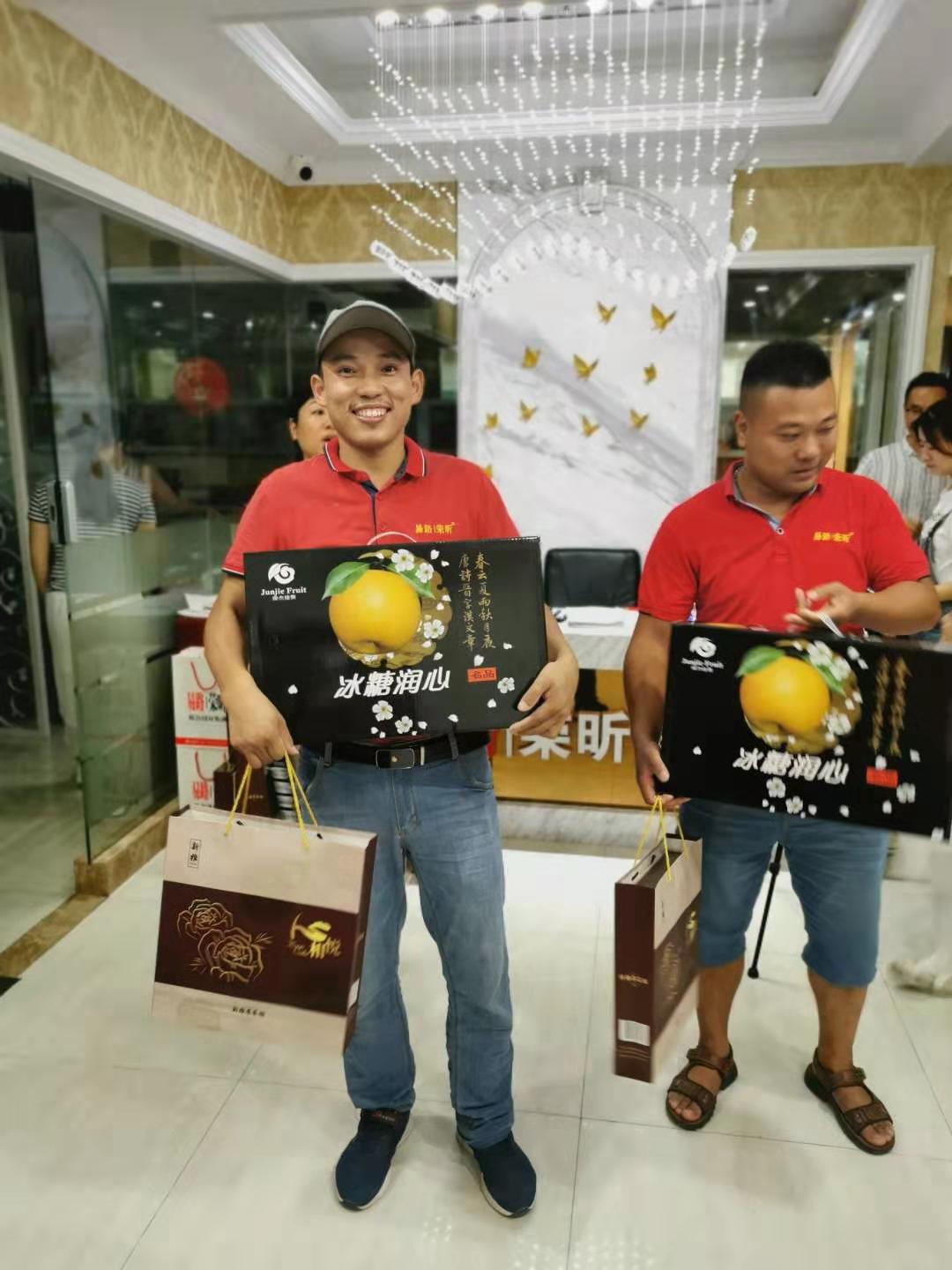 易路榮昕2019共度中秋佳節(jié)，一家人攜手共進(jìn)，天涯共此時(shí)!