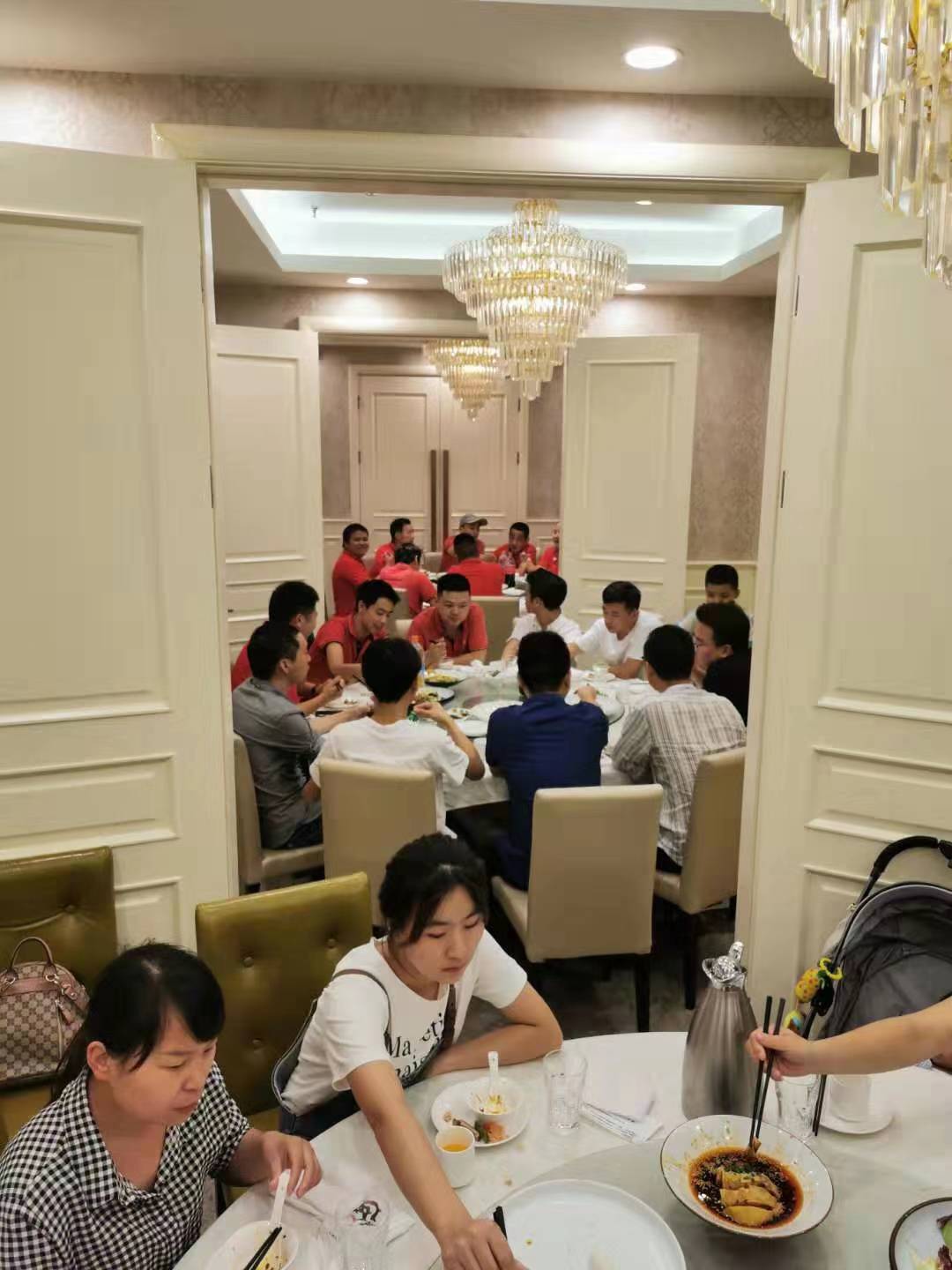 易路榮昕2019共度中秋佳節(jié)，一家人攜手共進(jìn)，天涯共此時(shí)!
