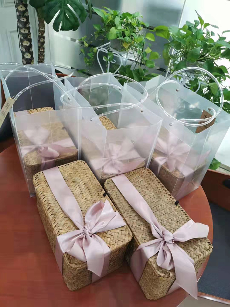 易路榮昕獲客戶(hù)贈(zèng)送錦旗“服務(wù)熱情，技術(shù)精湛”還有“友誼之花"