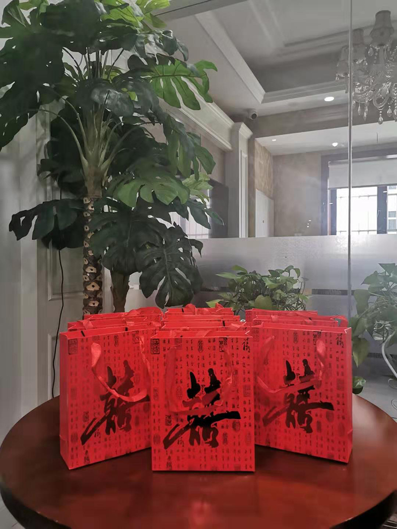 易路榮昕獲紫霞路業(yè)主贈(zèng)送錦旗和喜糖(圖3) 易路榮昕獲紫霞路業(yè)主贈(zèng)送錦旗和喜糖