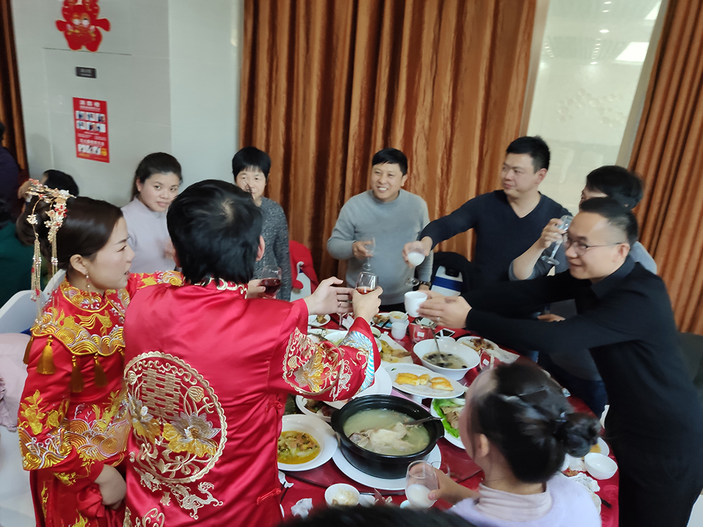 易路榮昕也收到過不少業(yè)主的喜糖，這次我們迎來了自己員工的婚禮
