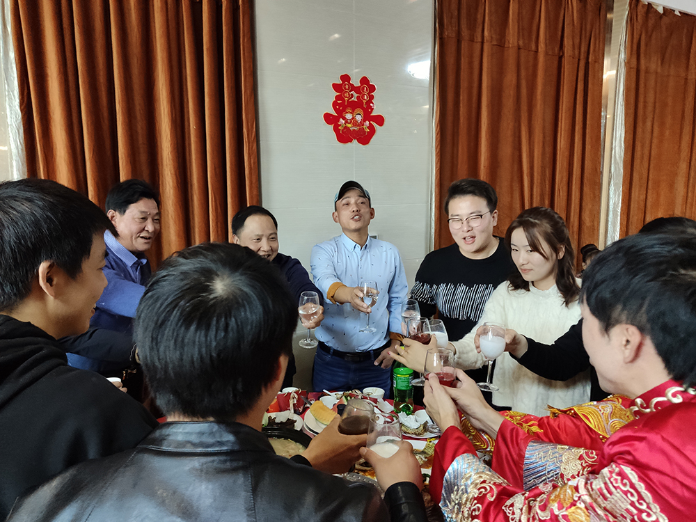 易路榮昕也收到過不少業(yè)主的喜糖，這次我們迎來了自己員工的婚禮