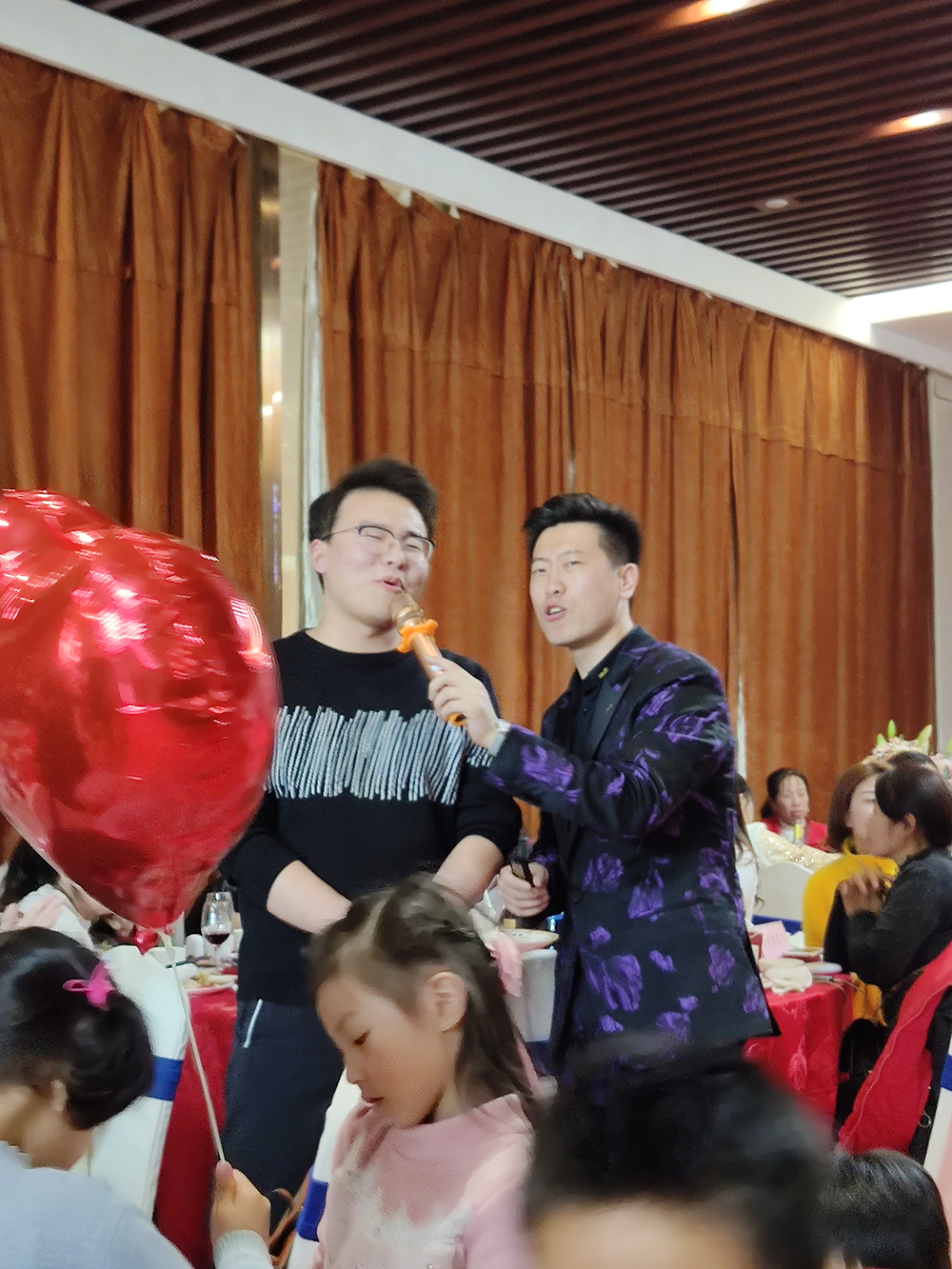 易路榮昕也收到過不少業(yè)主的喜糖，這次我們迎來了自己員工的婚禮
