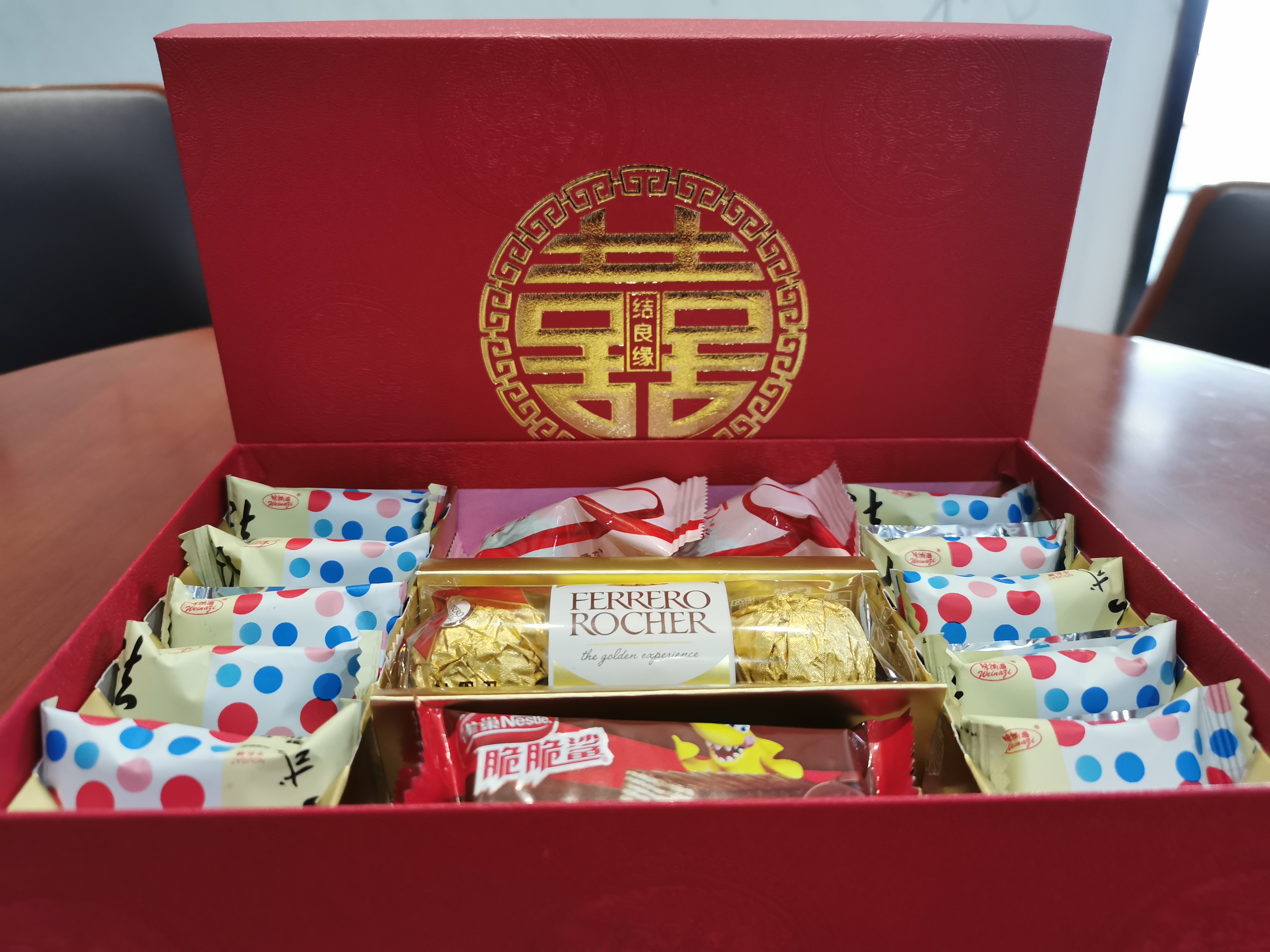 青云路陳先生的兒子結(jié)婚啦！特意送喜糖來(lái)公司
