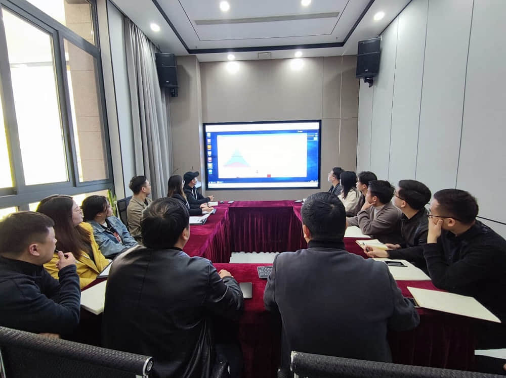 易路榮昕4月設計師會議:解決問題，銜接施工