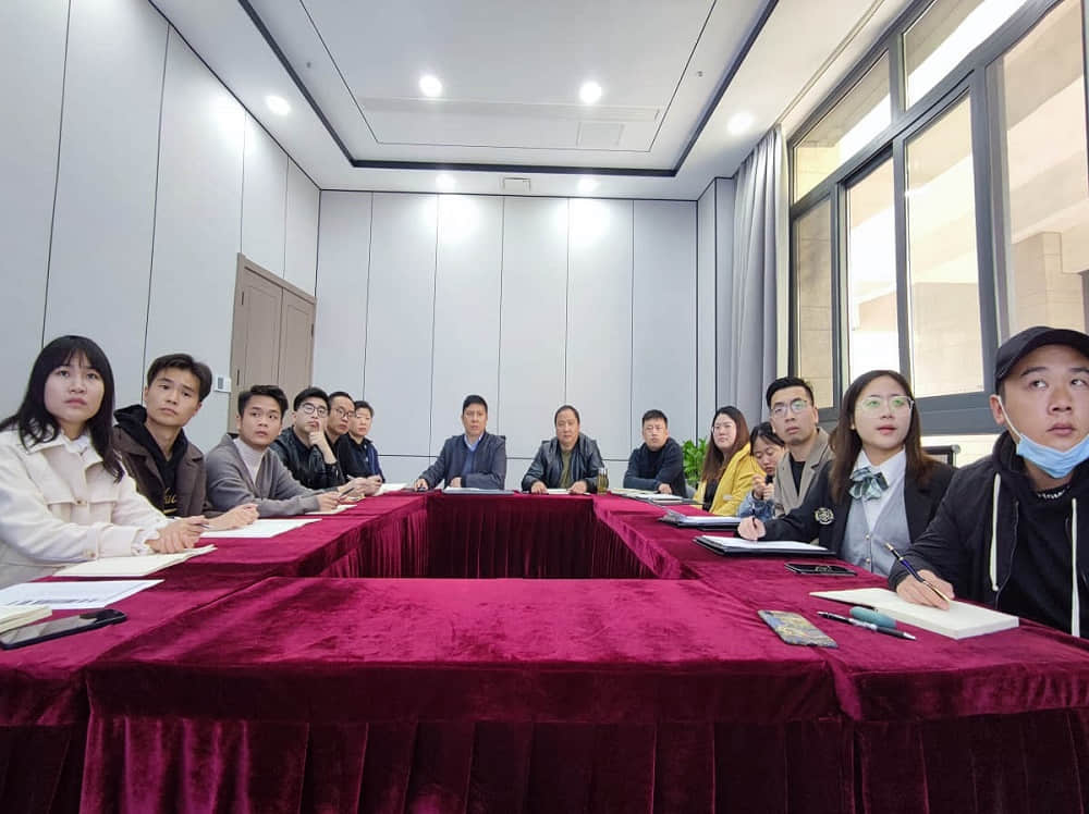 易路榮昕4月設計師會議:解決問題，銜接施工