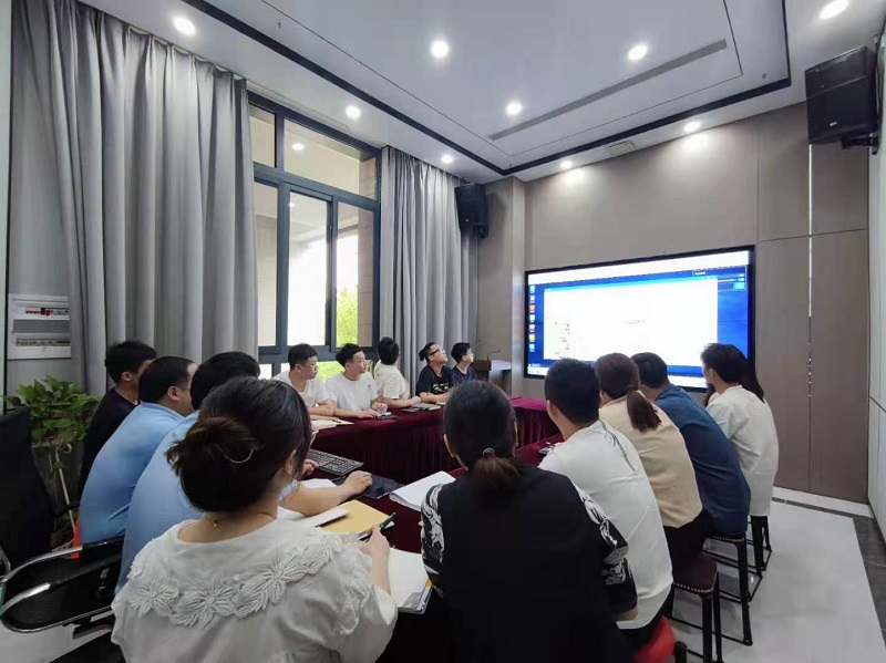 易路榮昕5月設(shè)計師強化會議:避免出現(xiàn)“三不管”