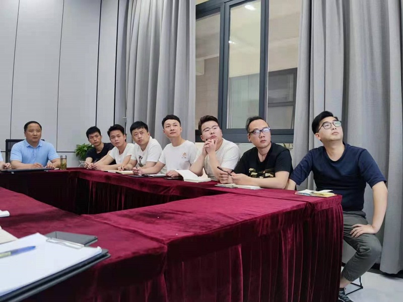 易路榮昕5月設(shè)計師強化會議:避免出現(xiàn)“三不管”