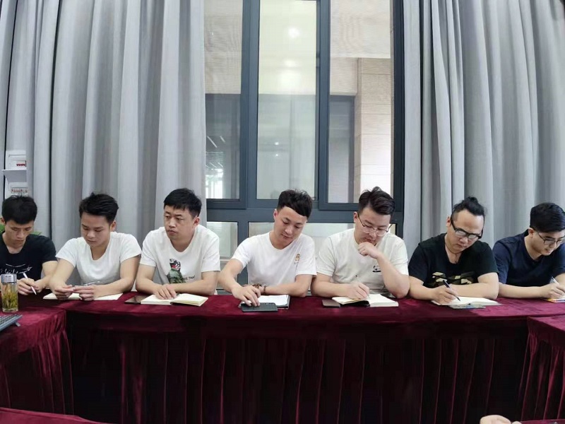 易路榮昕5月設(shè)計師強化會議:避免出現(xiàn)“三不管”