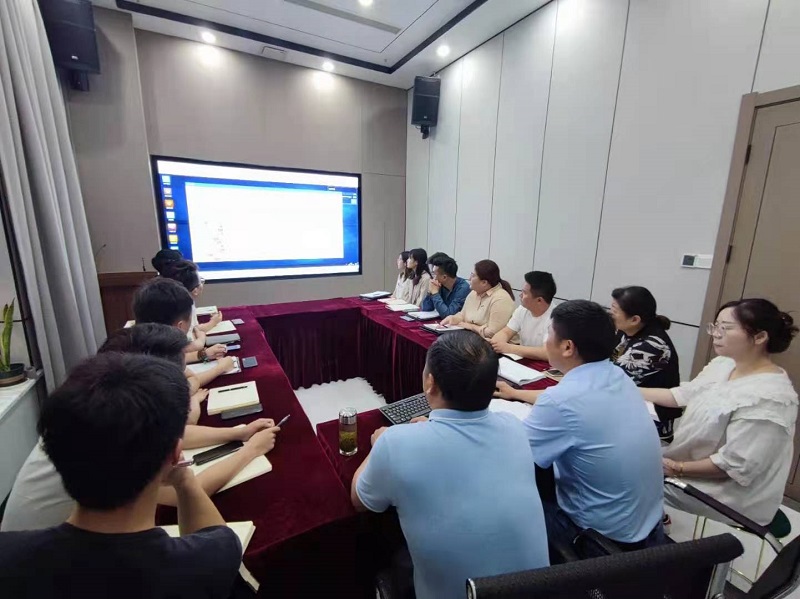 易路榮昕5月設(shè)計師強化會議:避免出現(xiàn)“三不管”