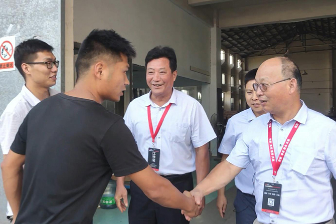 易路榮昕高總一行上海“家具之鄉(xiāng)”奉賢工廠考察調(diào)研_上海裝修公司_易路榮昕裝飾