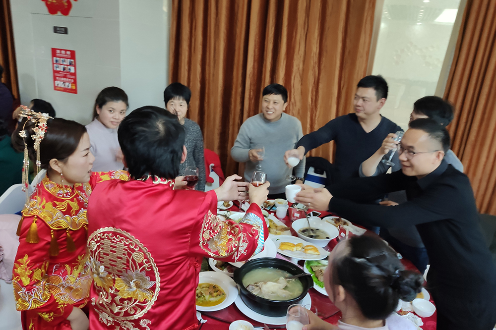 易路榮昕也收到過不少業(yè)主的喜糖，這次我們迎來了自己員工的婚禮_上海裝修公司_易路榮昕裝飾