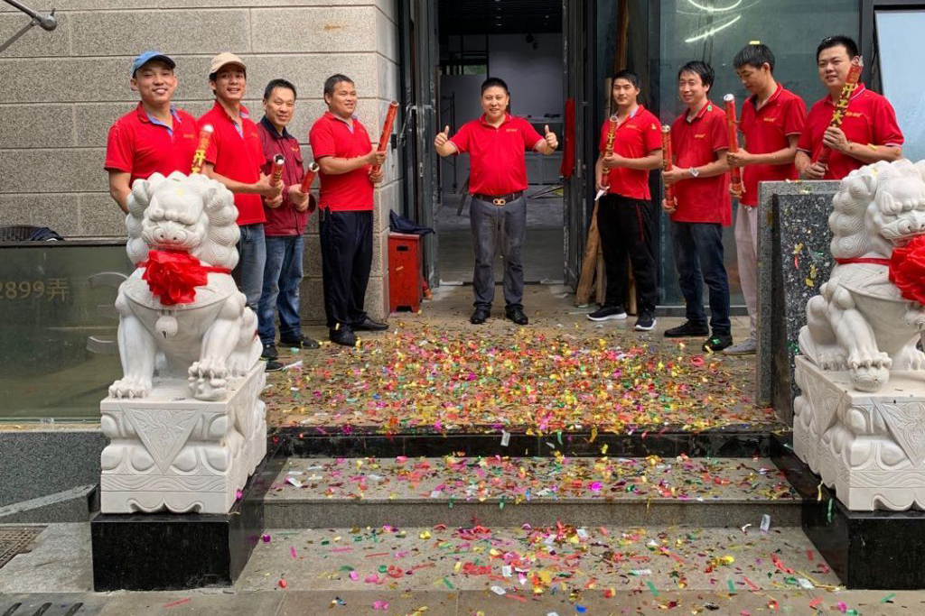 易路榮昕聯(lián)合裝飾寶山總部獅子登位_上海裝修公司_易路榮昕裝飾