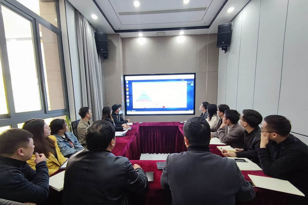 易路榮昕4月設(shè)計師會議:解決問題，銜接施工_上海裝修公司_易路榮昕裝飾